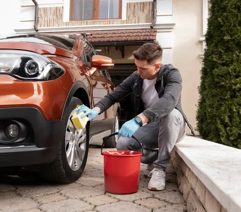 Lavage auto à domicile Saint-Martin-d'Auxigny : professionnel intervenant sur un véhicule